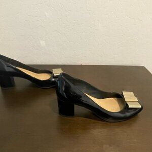 Kate Spade New York Black Patent Comfortable Pump With gold Bow Hardware 6M EUC